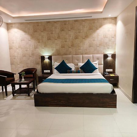 Pinnacle By Click Hotels, Лакнау Екстериор снимка