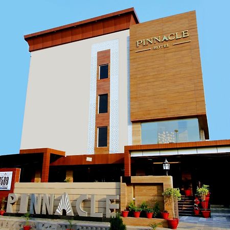 Pinnacle By Click Hotels, Лакнау Екстериор снимка