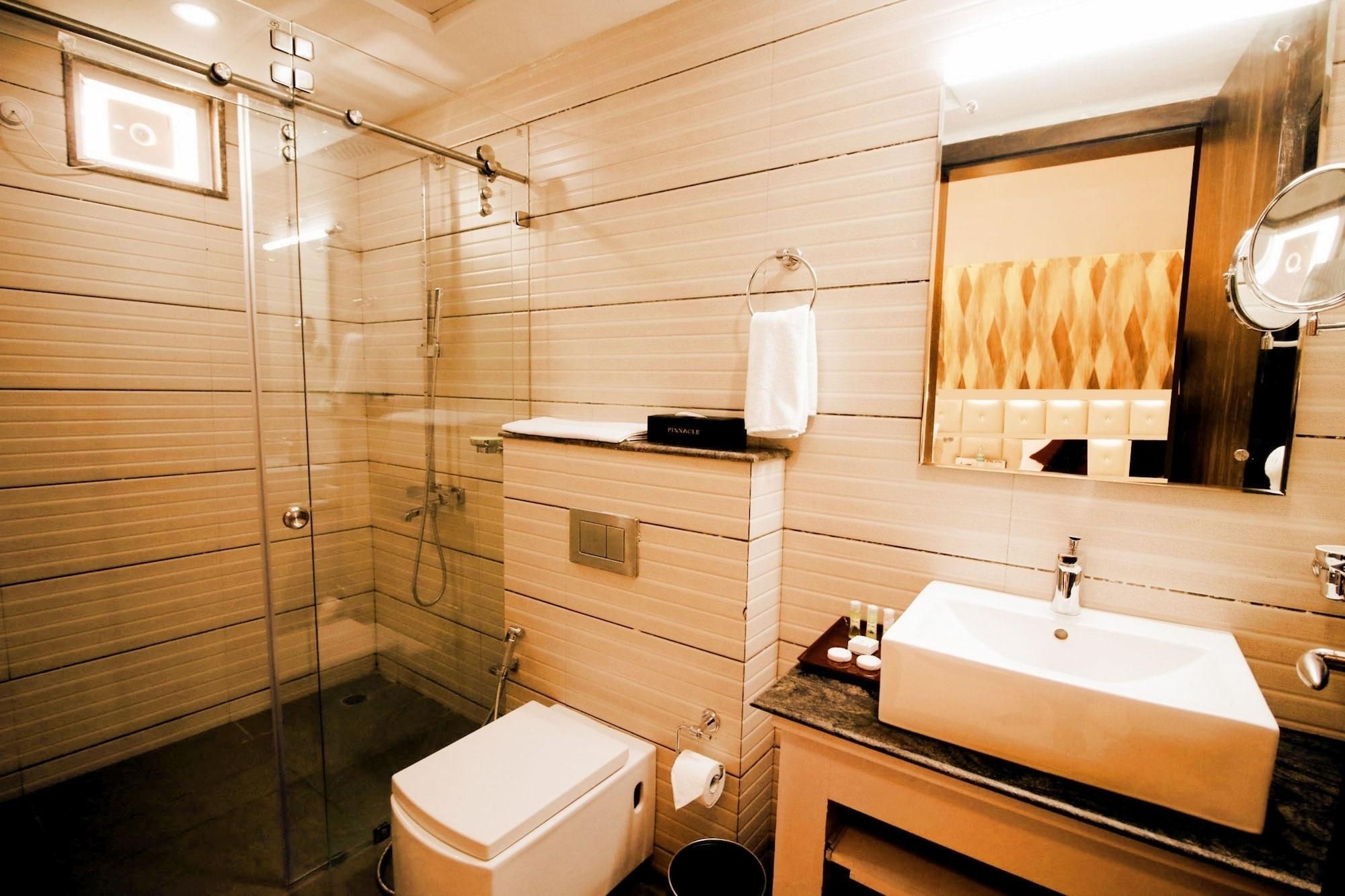 Pinnacle By Click Hotels, Лакнау Екстериор снимка