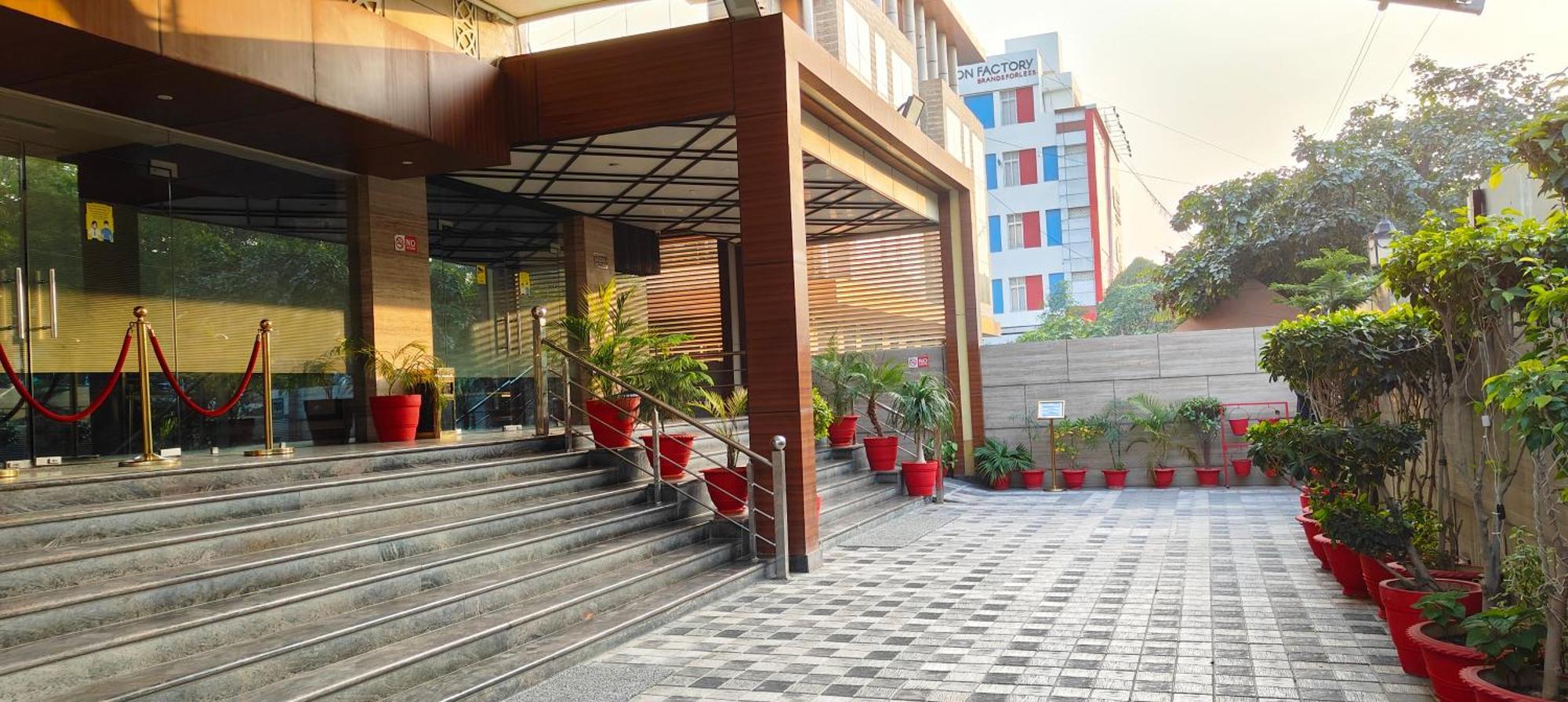 Pinnacle By Click Hotels, Лакнау Екстериор снимка