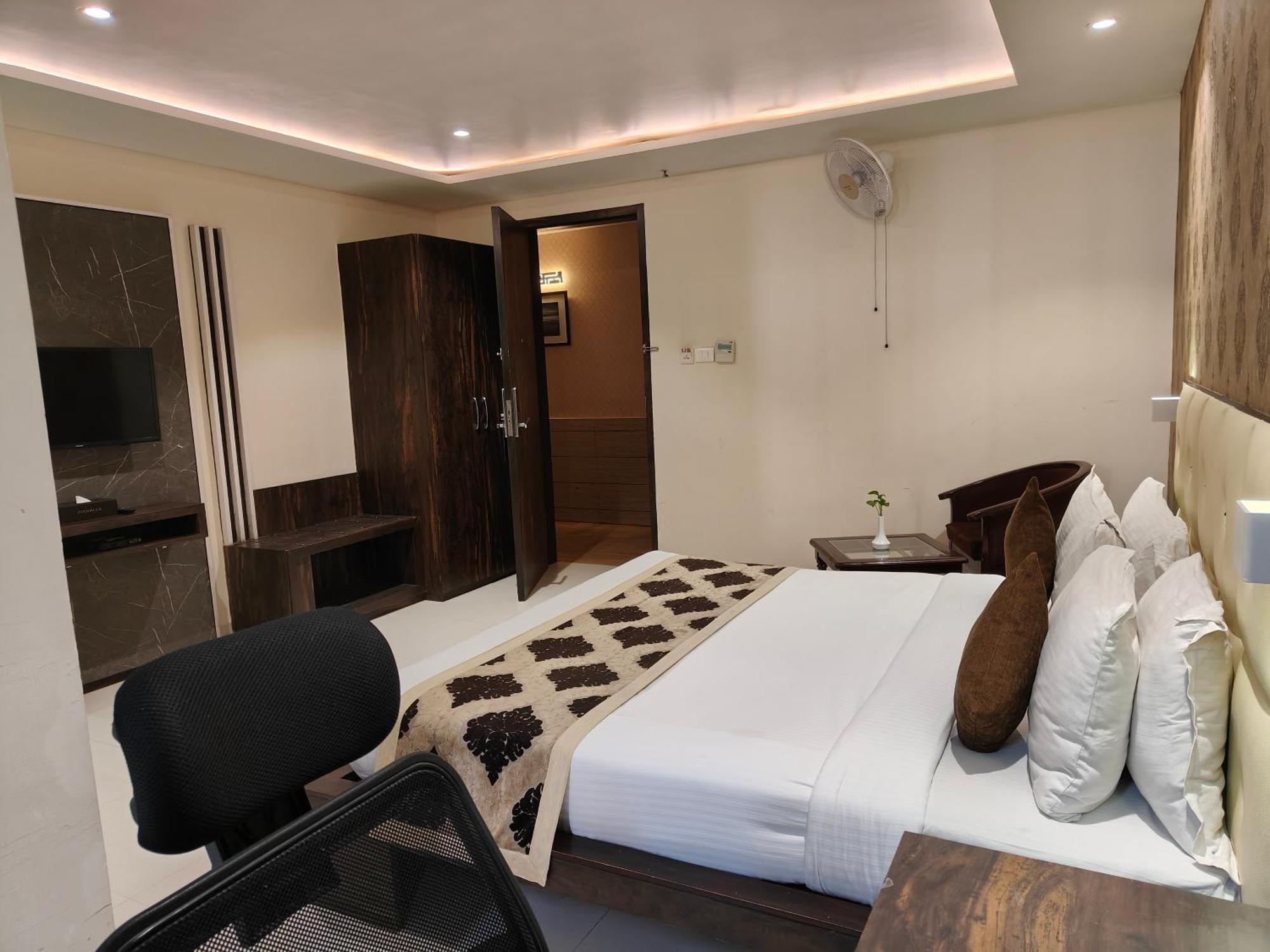 Pinnacle By Click Hotels, Лакнау Екстериор снимка