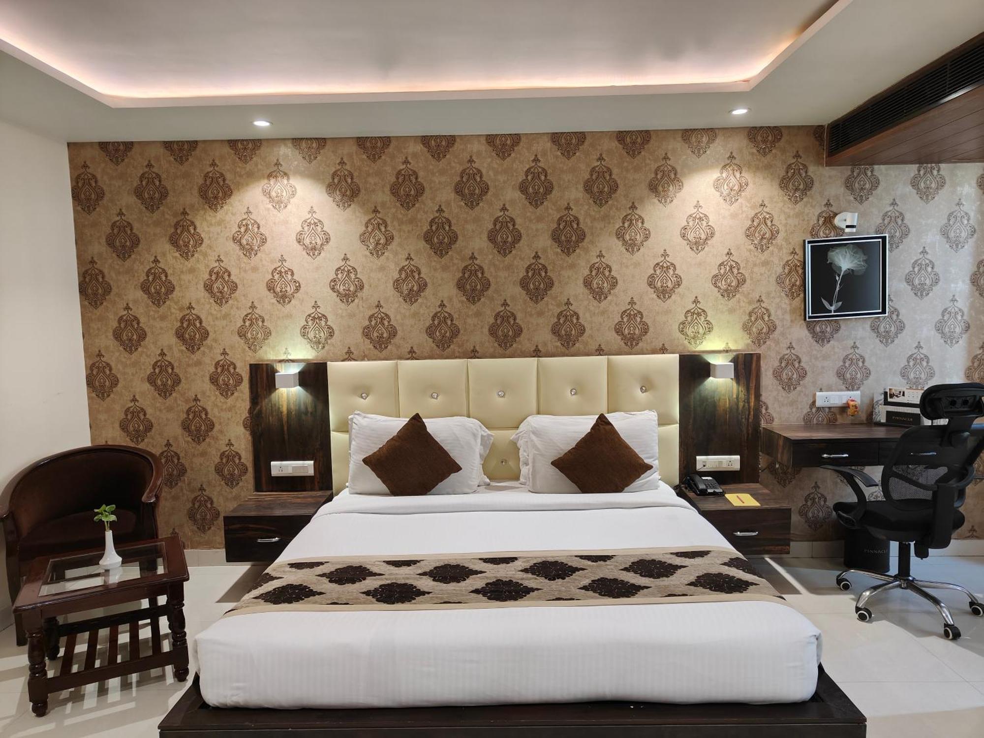 Pinnacle By Click Hotels, Лакнау Екстериор снимка