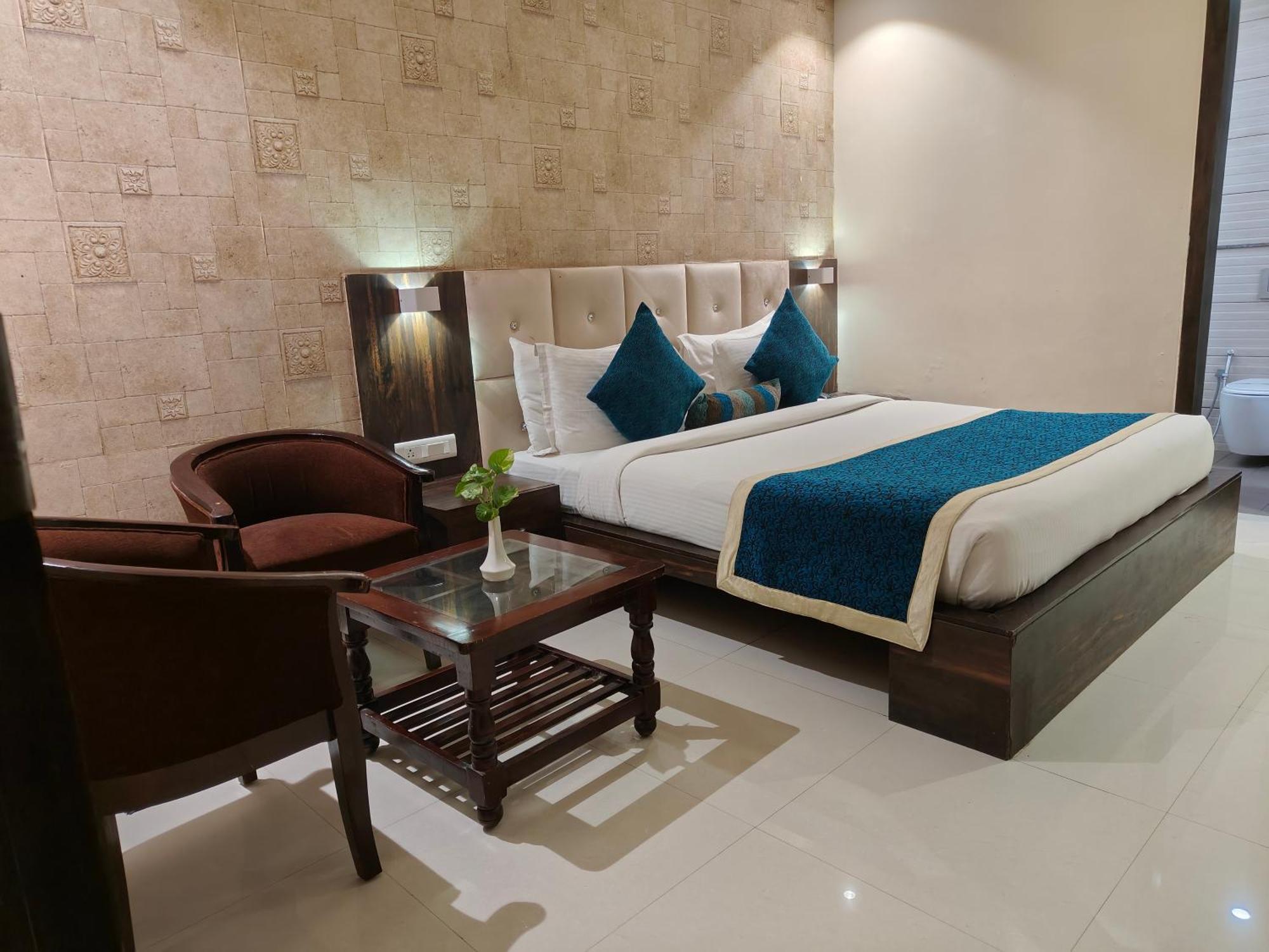 Pinnacle By Click Hotels, Лакнау Екстериор снимка