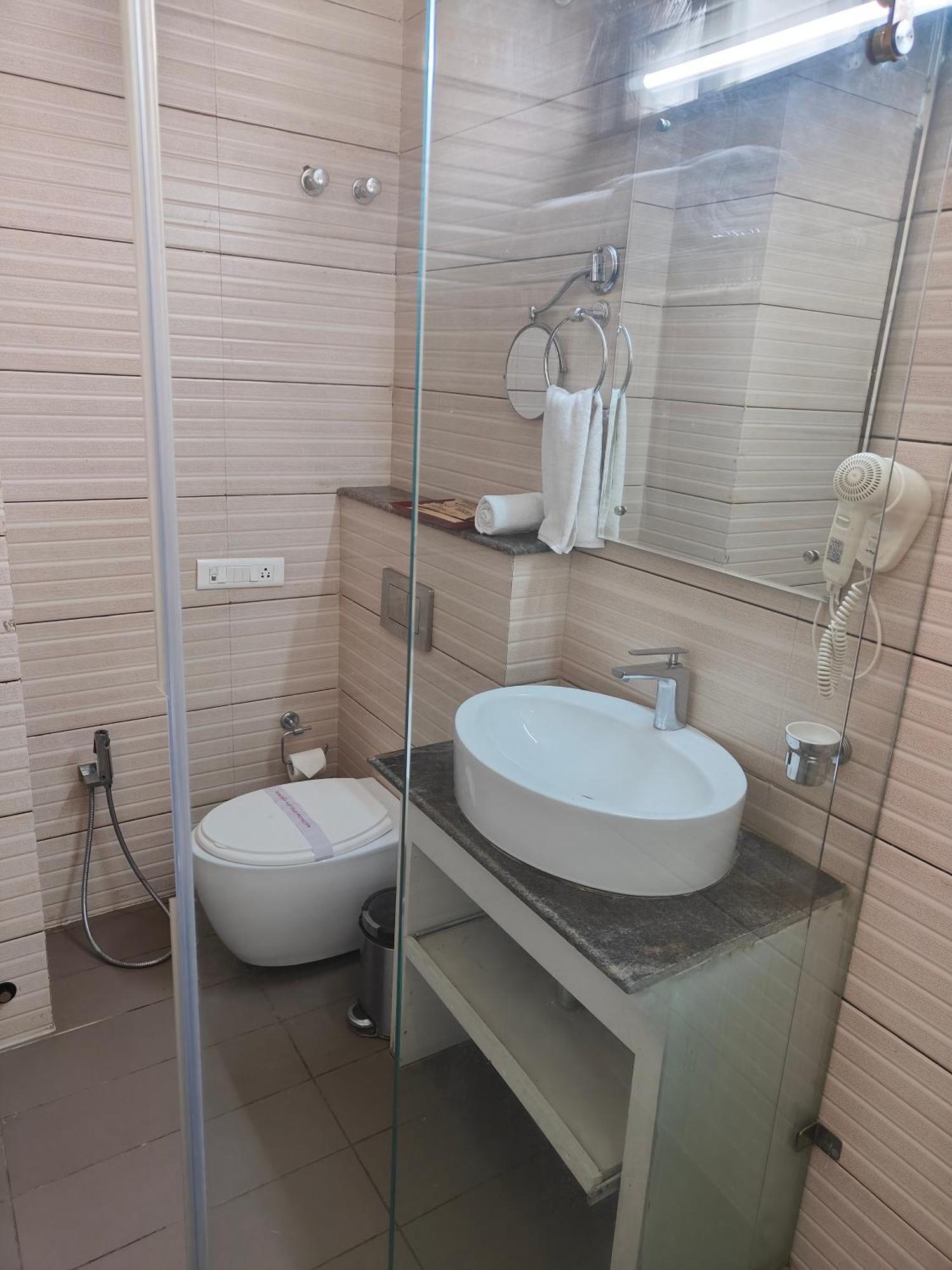 Pinnacle By Click Hotels, Лакнау Екстериор снимка