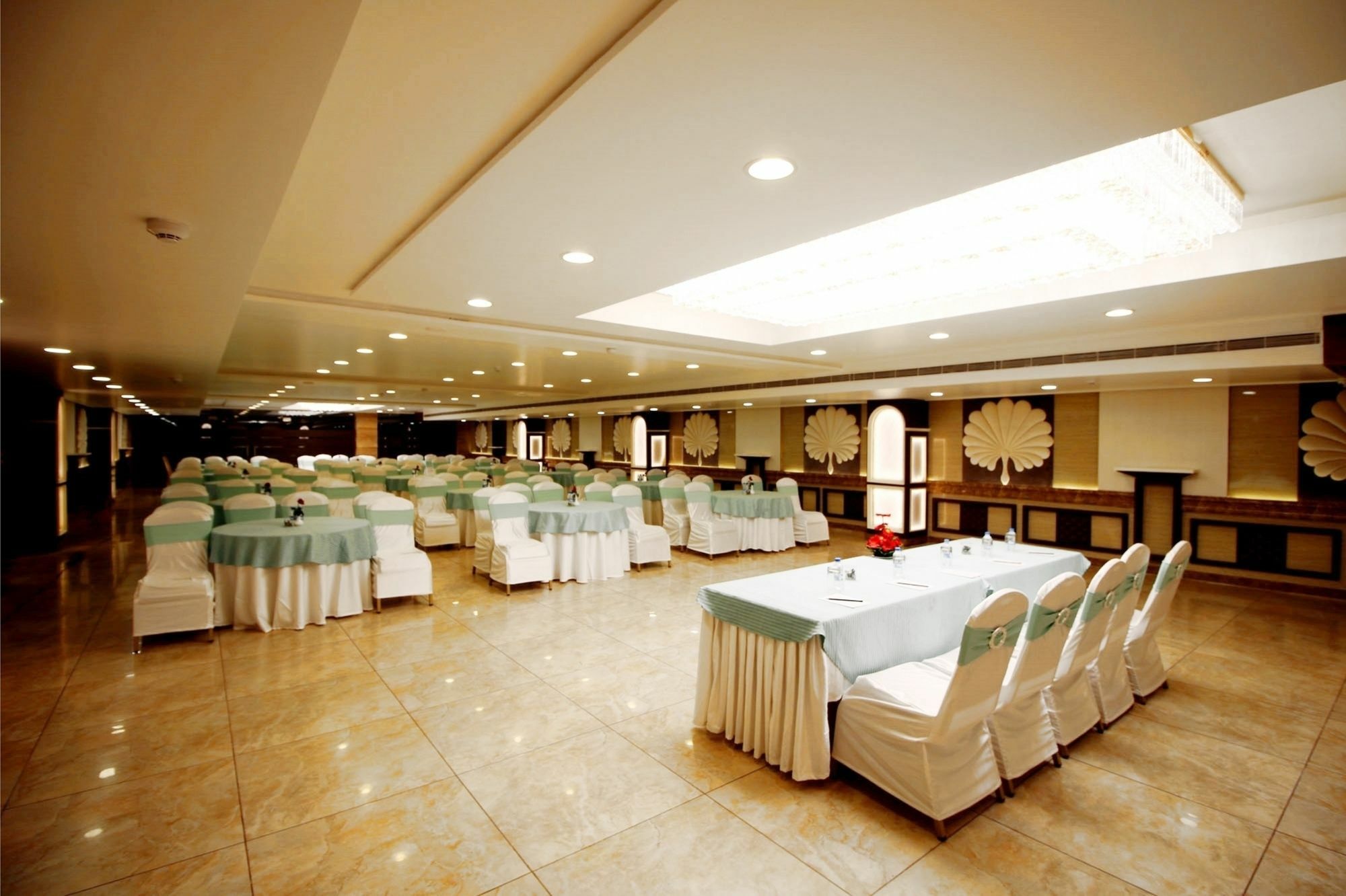 Pinnacle By Click Hotels, Лакнау Екстериор снимка