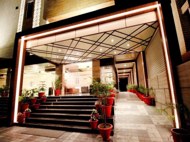 Pinnacle By Click Hotels, Лакнау Екстериор снимка
