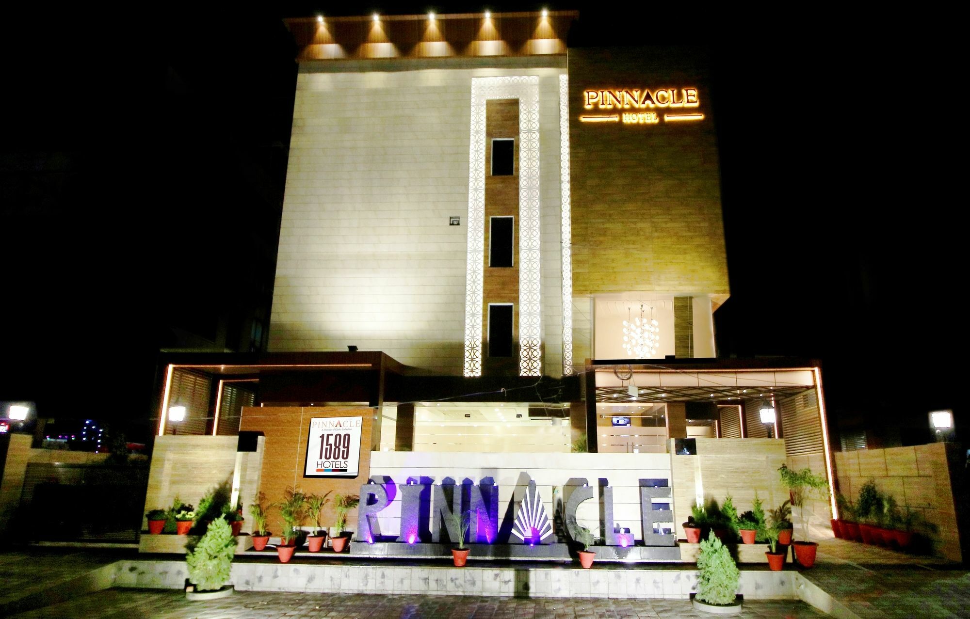 Pinnacle By Click Hotels, Лакнау Екстериор снимка