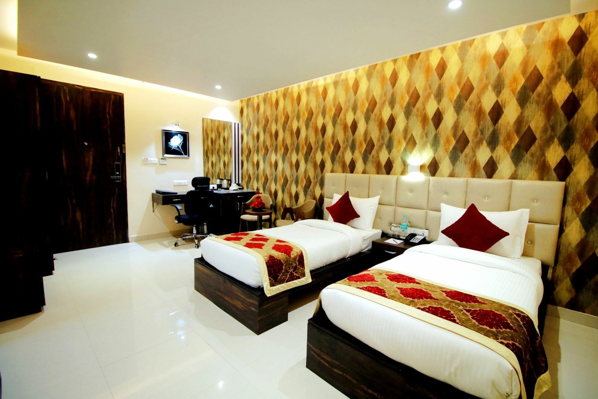Pinnacle By Click Hotels, Лакнау Екстериор снимка